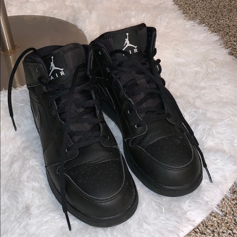 All black nike Air Force ones high top